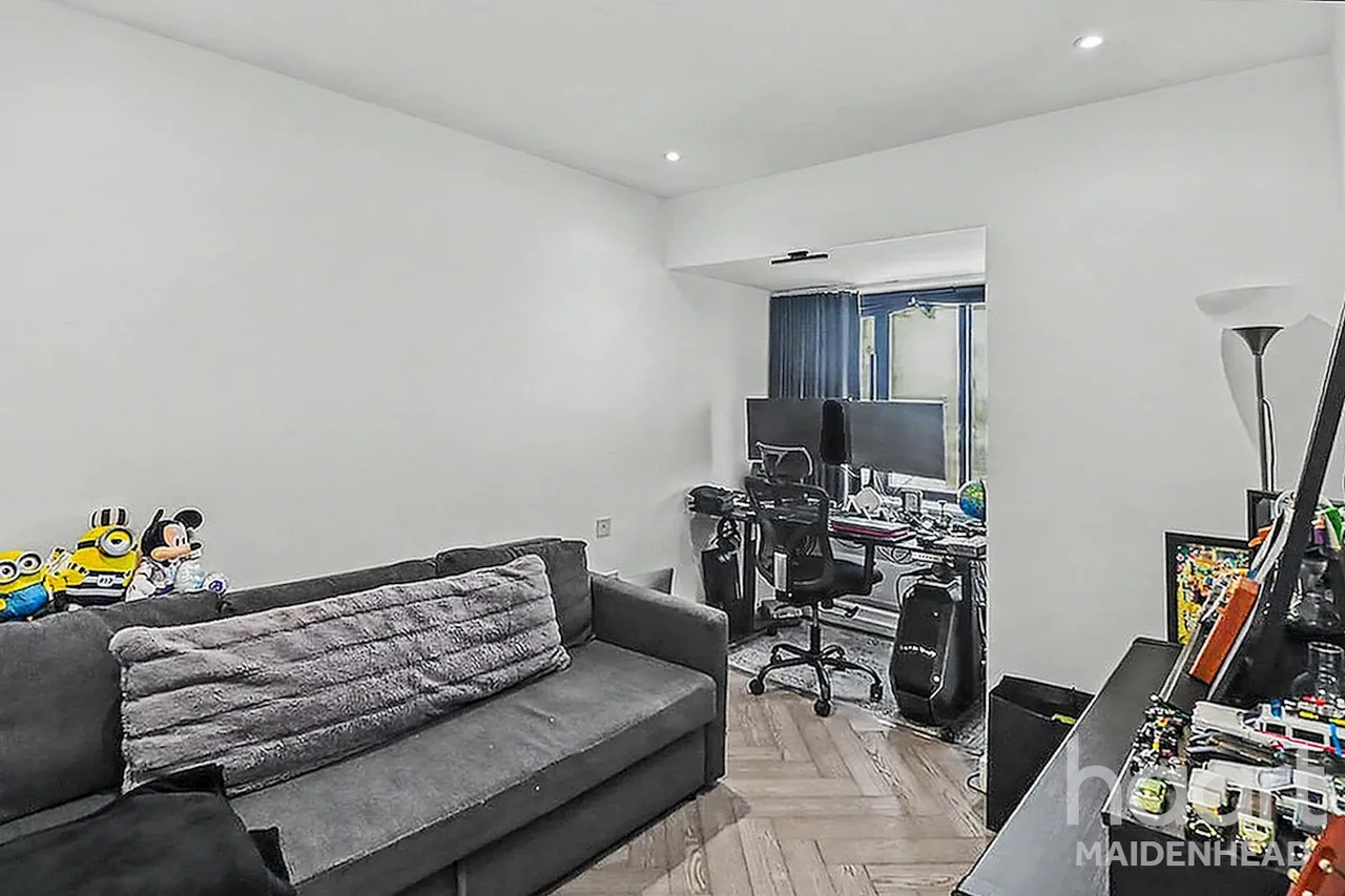 Wellington Street, Slough, SL1, photo 11