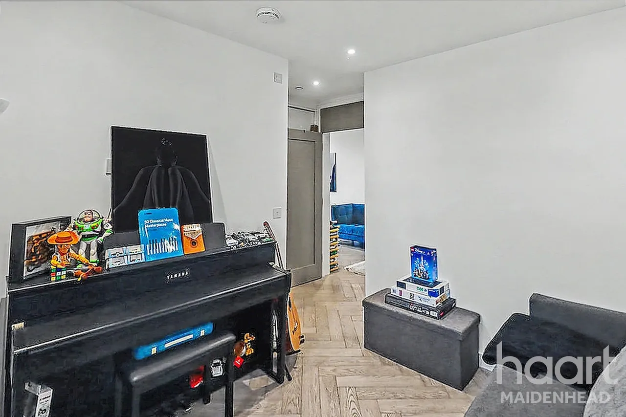 Wellington Street, Slough, SL1, photo 12