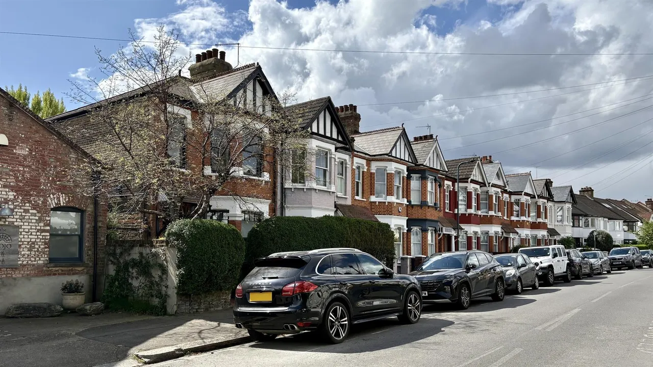 2 bed flat for sale, Doyle Gardens, London, NW10