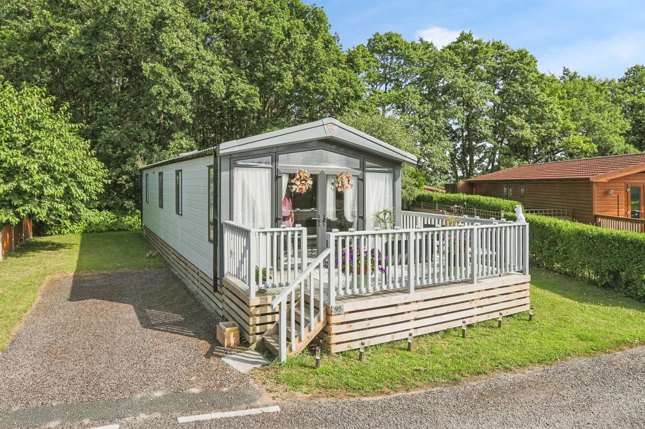 2 bed park home for sale — Hull Road, Wilberfoss, York