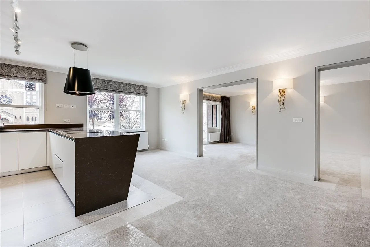3 bed flat to rent, Ennismore Gardens, Knightsbridge, SW7