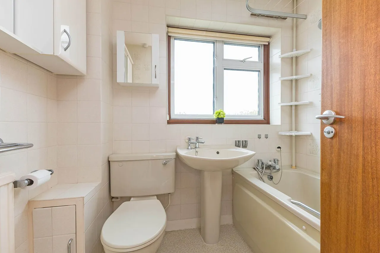 Lyneham Gardens, Cranbrook Drive, Maidenhead, Berkshire, photo 11