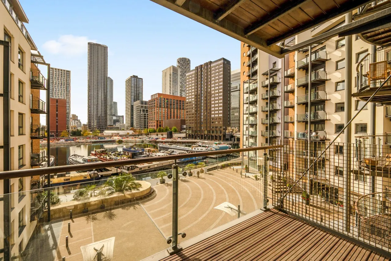 2 bed flat for sale, Boardwalk Place, London, E14