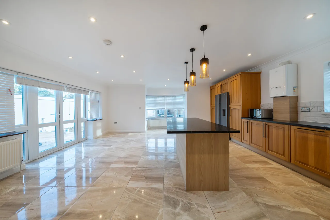 Willow Crescent East, Denham, UB9, photo 11