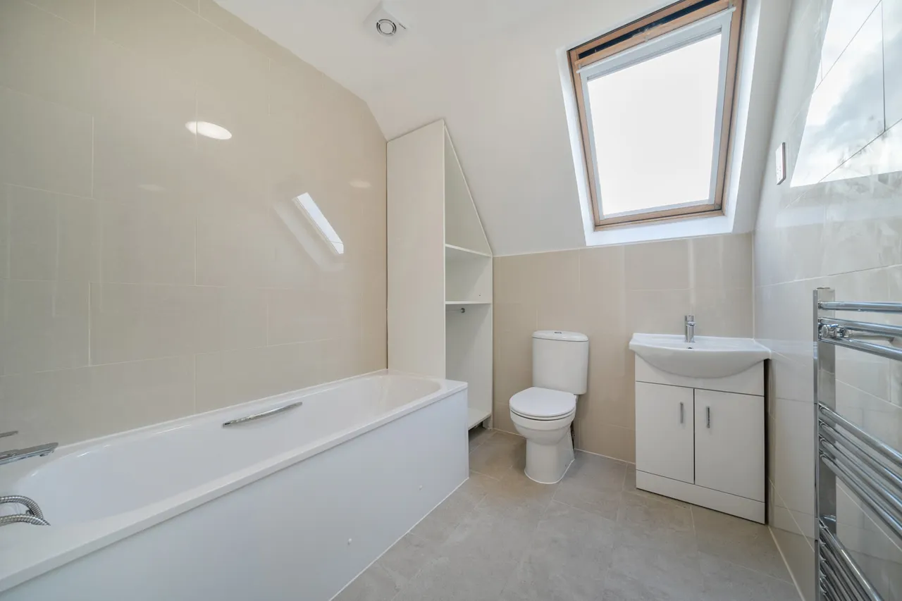 Willow Crescent East, Denham, UB9, photo 6