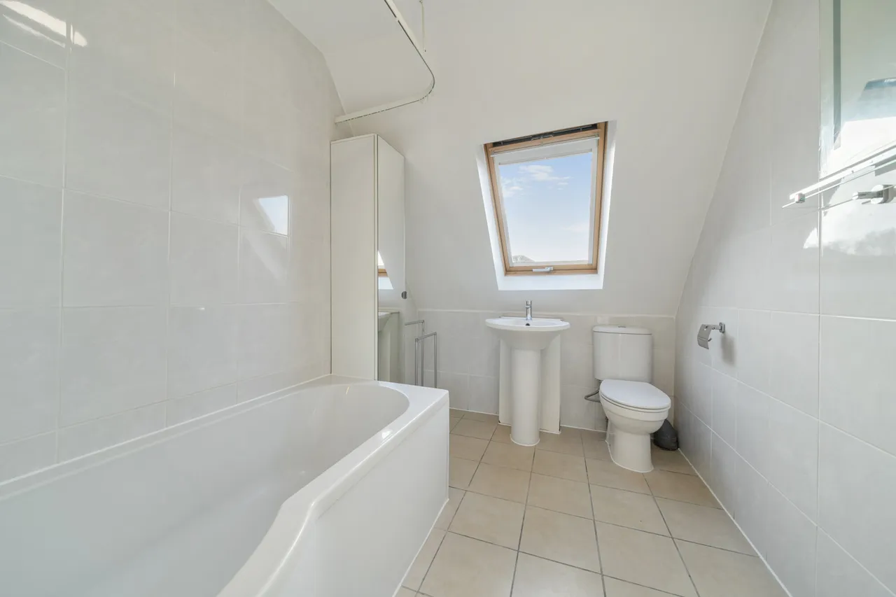 Willow Crescent East, Denham, UB9, photo 17