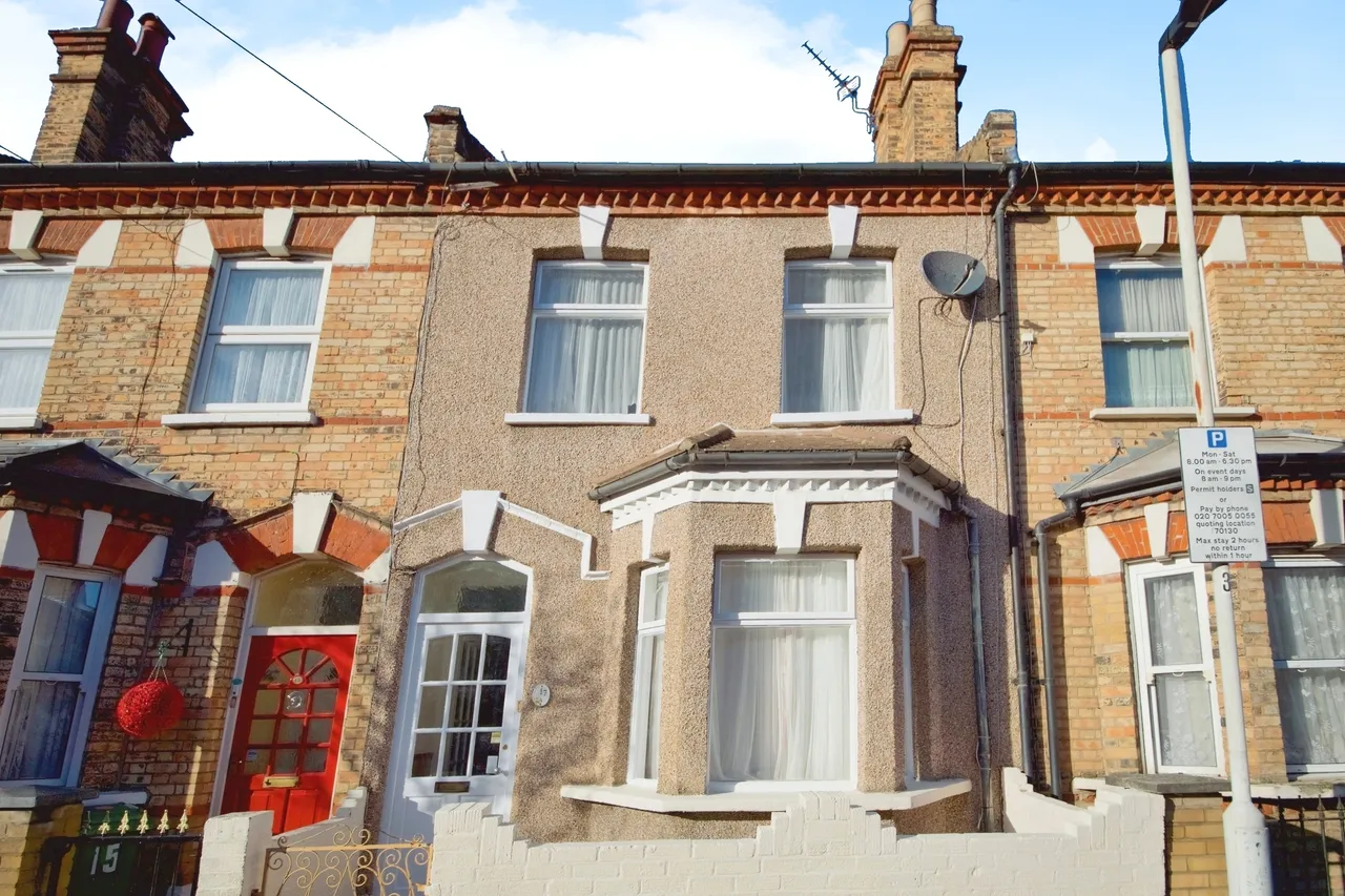 3 bed house for sale — Keogh Road, Stratford, E15