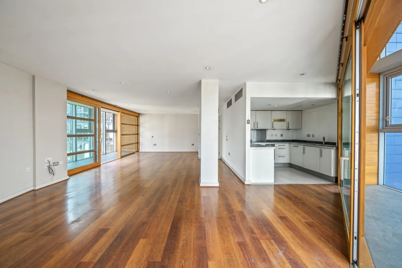 3 bed flat for sale — Falcon Wharf, Battersea