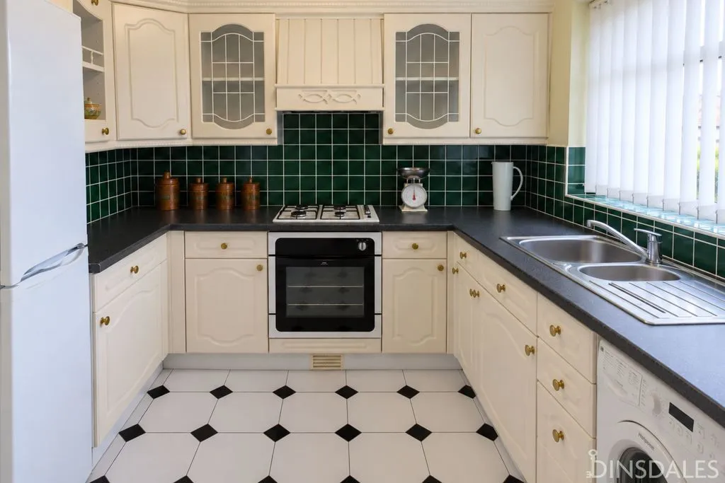 Glenrose Drive, Bradford BD7 2QQ, photo 2