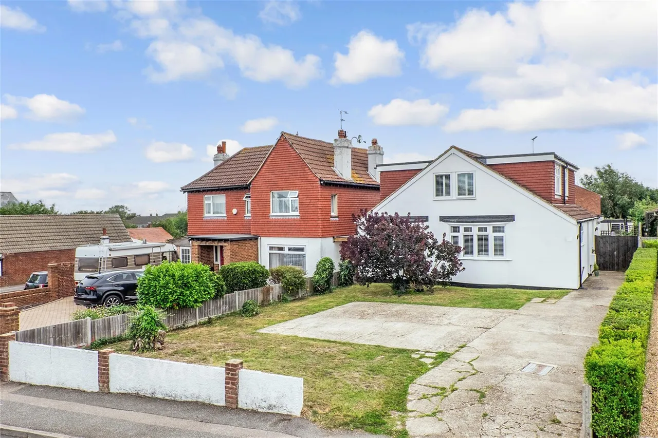 6 bed chalet for sale, Pump Lane, Rainham, ME8