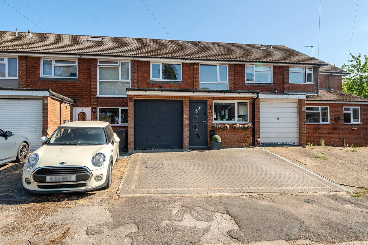 3 bed house for sale — Courtfield Drive, Maidenhead