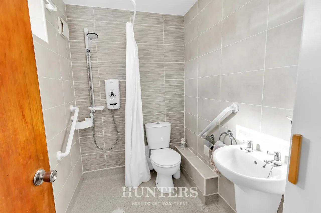 Meadow Road, Alkrington, M24, photo 23