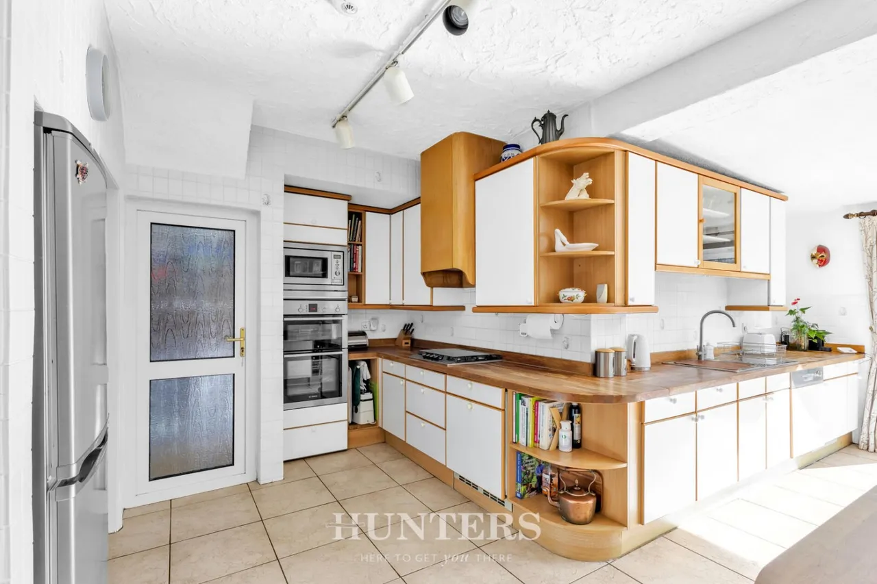 Meadow Road, Alkrington, M24, photo 12