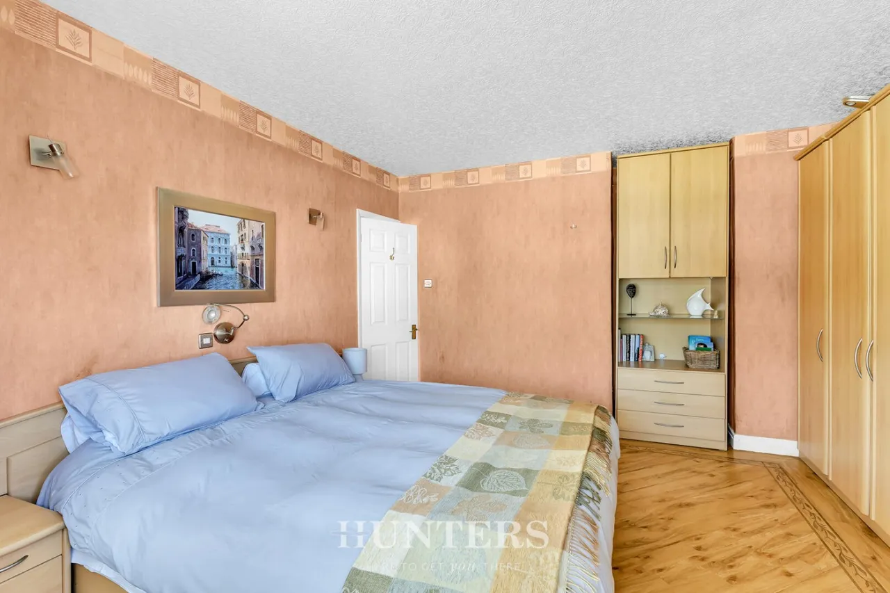 Meadow Road, Alkrington, M24, photo 17