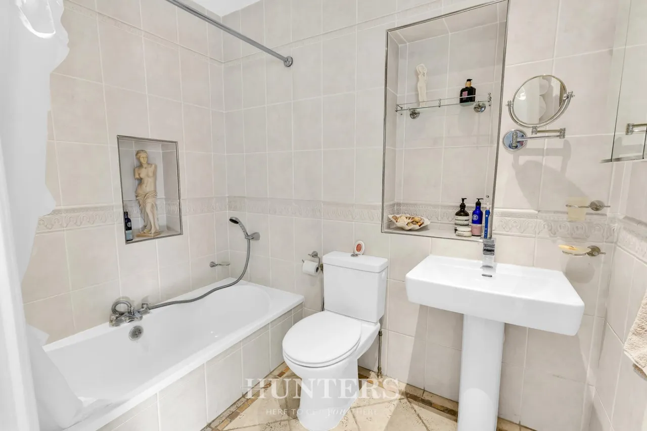 Meadow Road, Alkrington, M24, photo 24