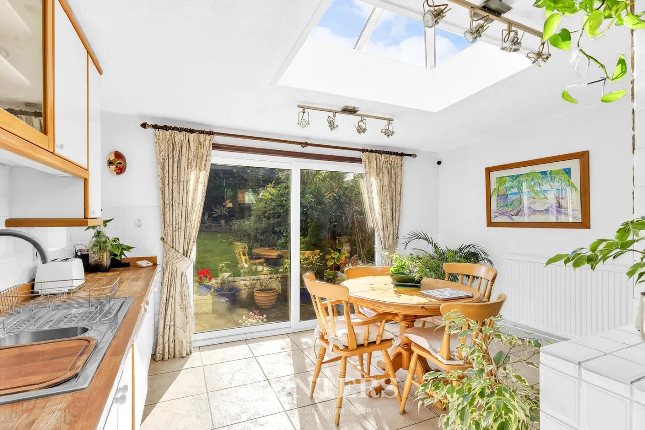 Meadow Road, Alkrington, M24, photo 10