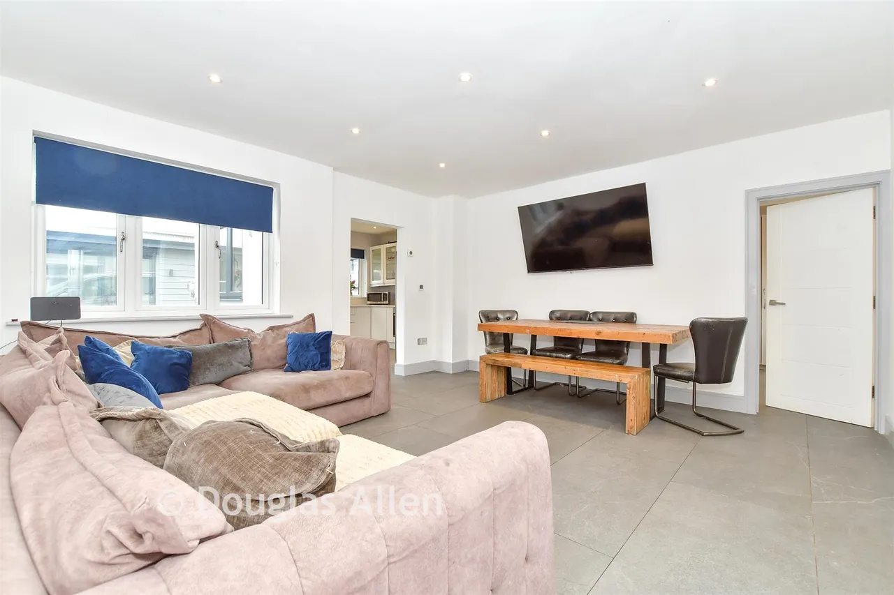 Forest Road, Ilford, IG6, photo 2