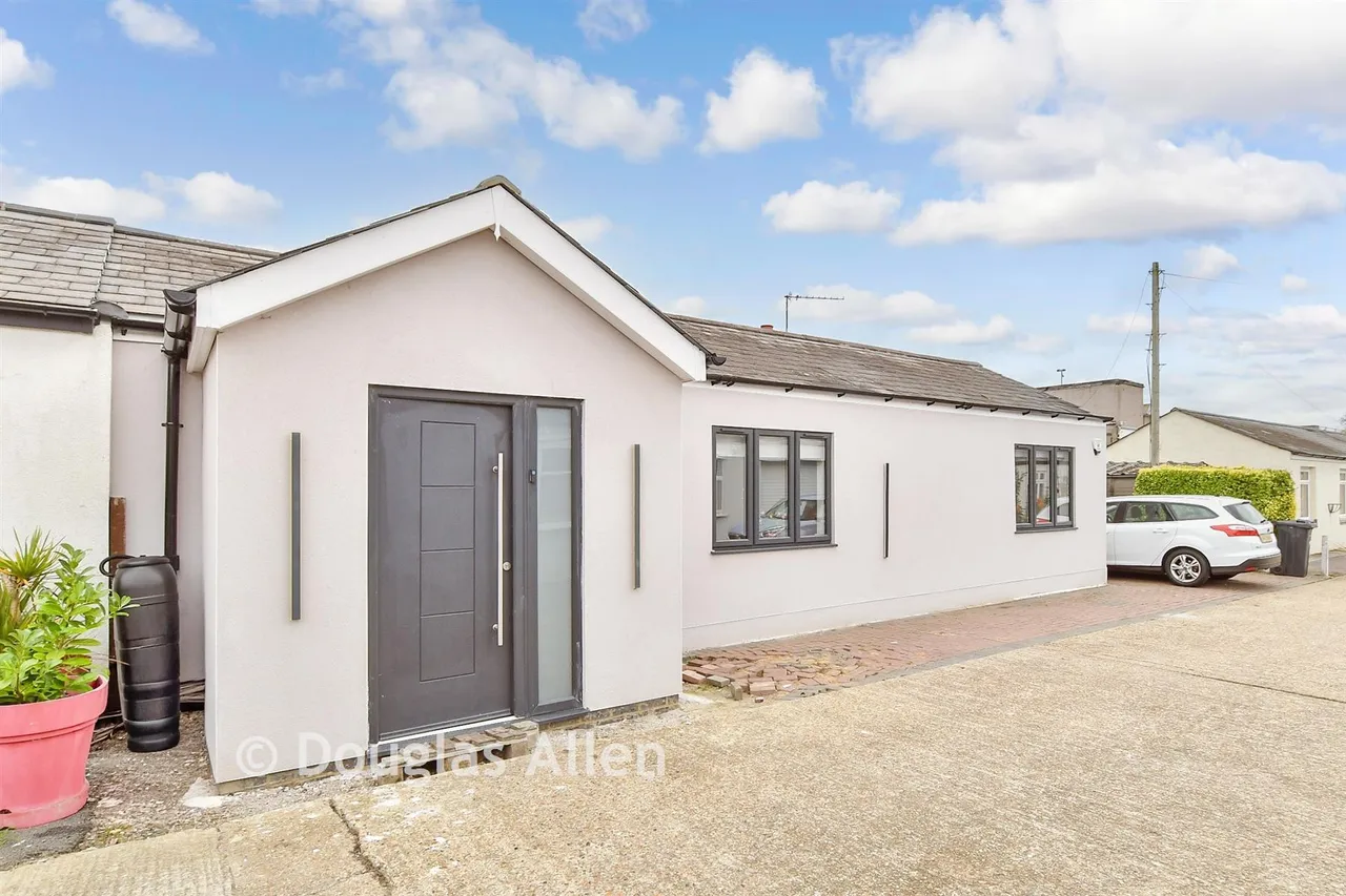 3 bed house for sale, Forest Road, Ilford, IG6