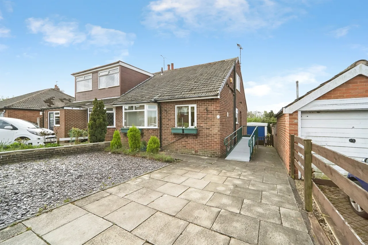 2 bed house for sale — Buckstone Avenue, Leeds
