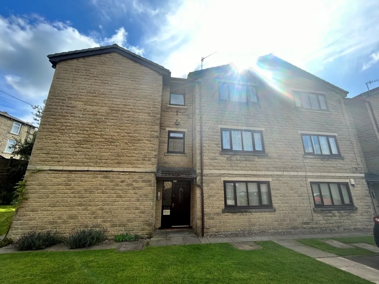 2 bed flat to rent, Village Court, Whitworth, OL12