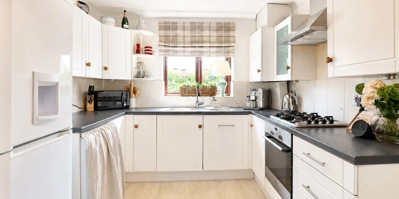 Marshfield Court, Moreton, CH46, photo 2