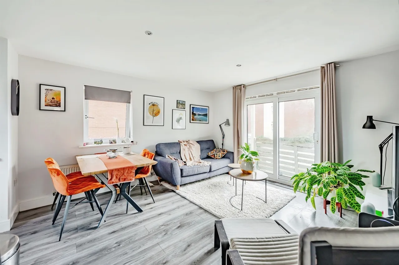 2 bed flat for sale — Burrage Road, Redhill