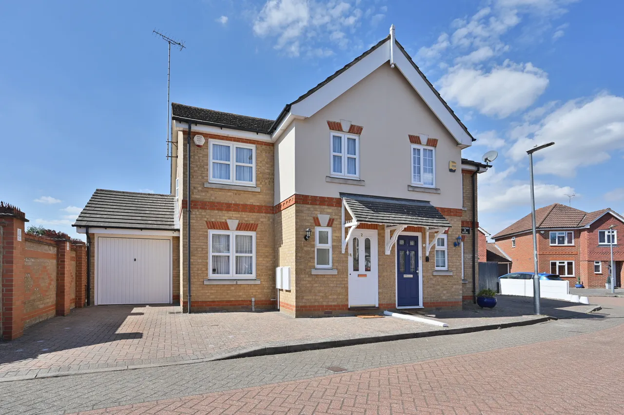 3 bed house for sale — 2 Brookmill Close, Oxhey Hall