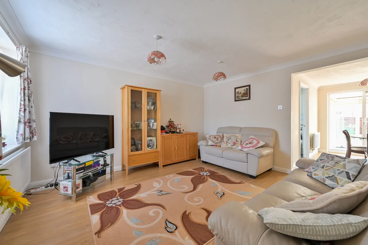 2 Brookmill Close, Oxhey Hall, photo 3