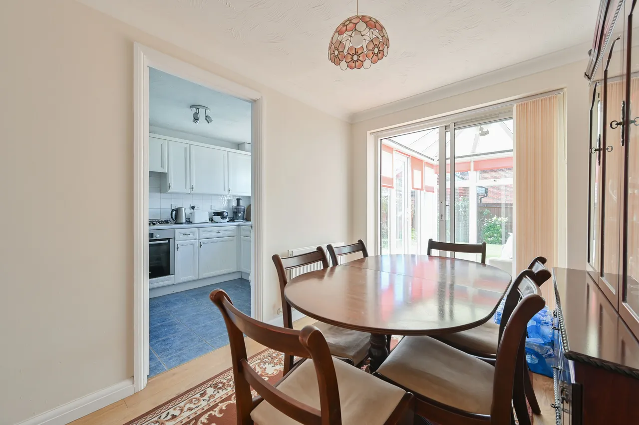 2 Brookmill Close, Oxhey Hall, photo 4