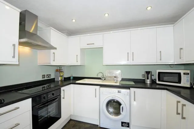 Bradley Moor Square, Thatcham, RG18, photo 3