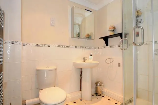 Bradley Moor Square, Thatcham, RG18, photo 9