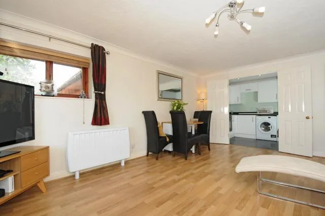 Bradley Moor Square, Thatcham, RG18, photo 4