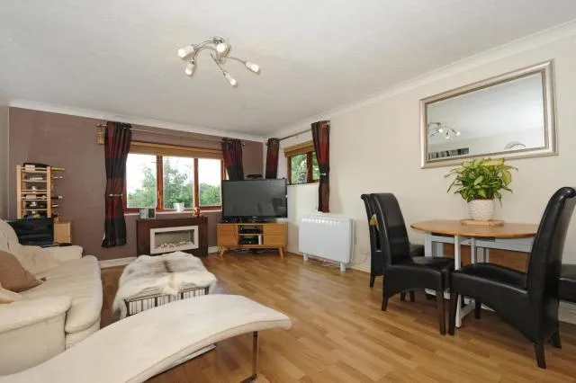 Bradley Moor Square, Thatcham, RG18, photo 2