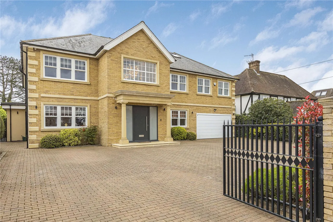 6 bed house for sale — Brookmans Avenue, Brookmans Park, Hertfordshire, AL9 7QJ