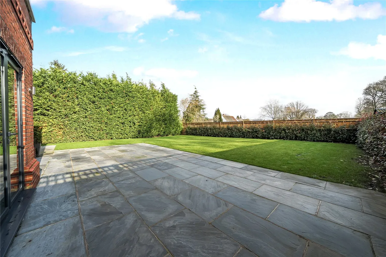 Bennett Way, West Clandon, GU4, photo 17