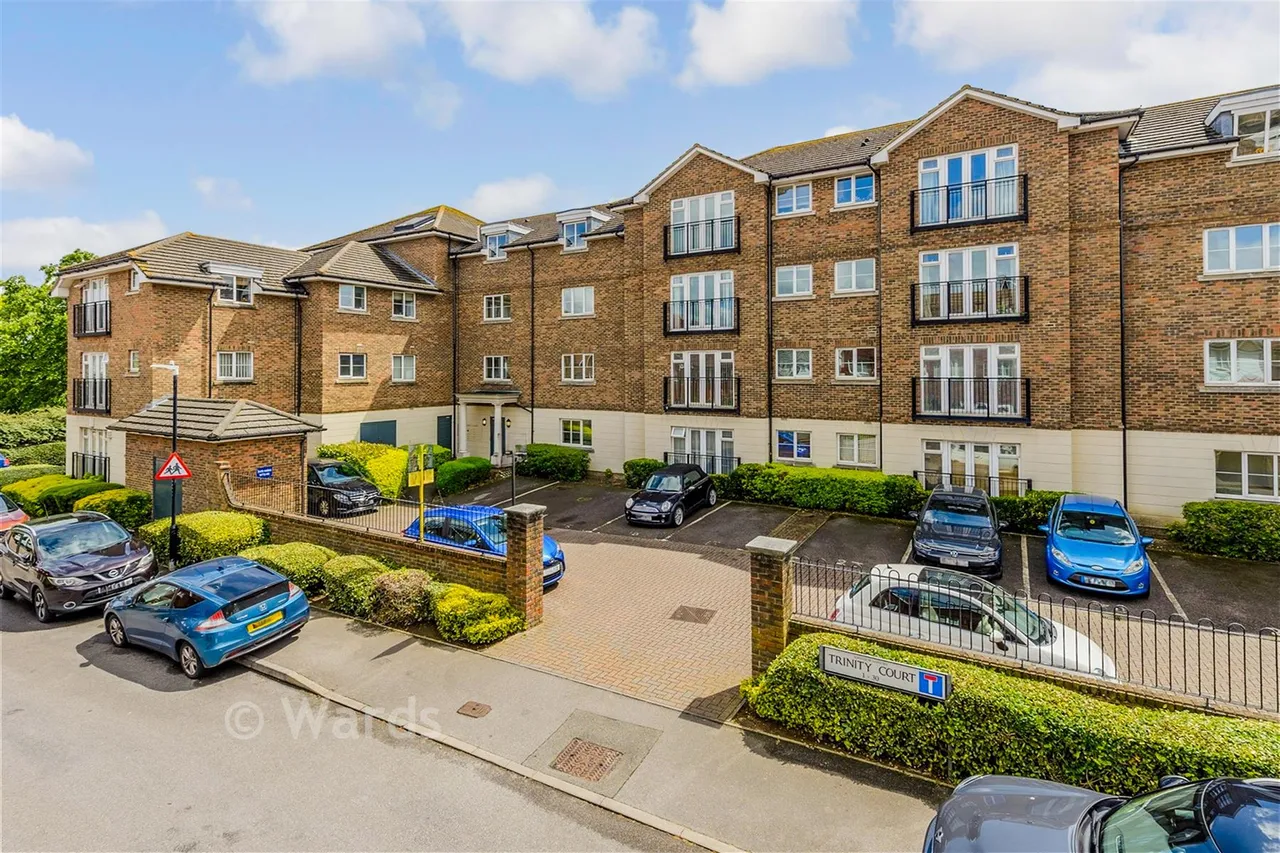 2 bed flat for sale, Baker Crescent, Trinity Fields, DA1