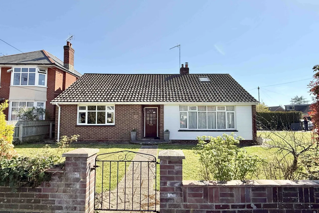 4 bed property for sale, Meadow Way, Ringwood, BH24