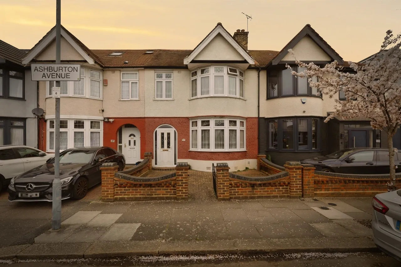3 bed house for sale — Ashburton Avenue, Ilford