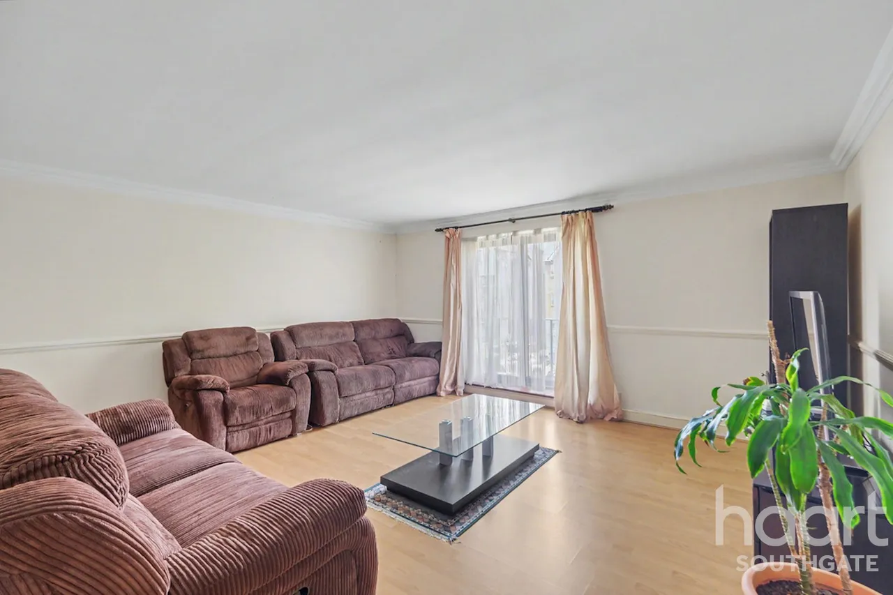Holden Avenue, London, N12, photo 3