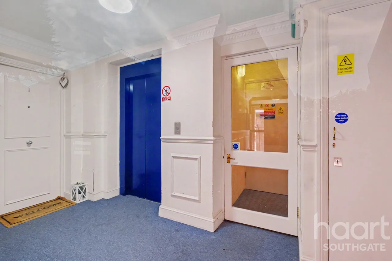 Holden Avenue, London, N12, photo 19