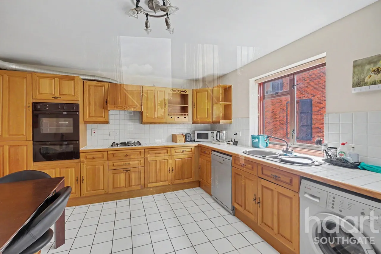 Holden Avenue, London, N12, photo 16