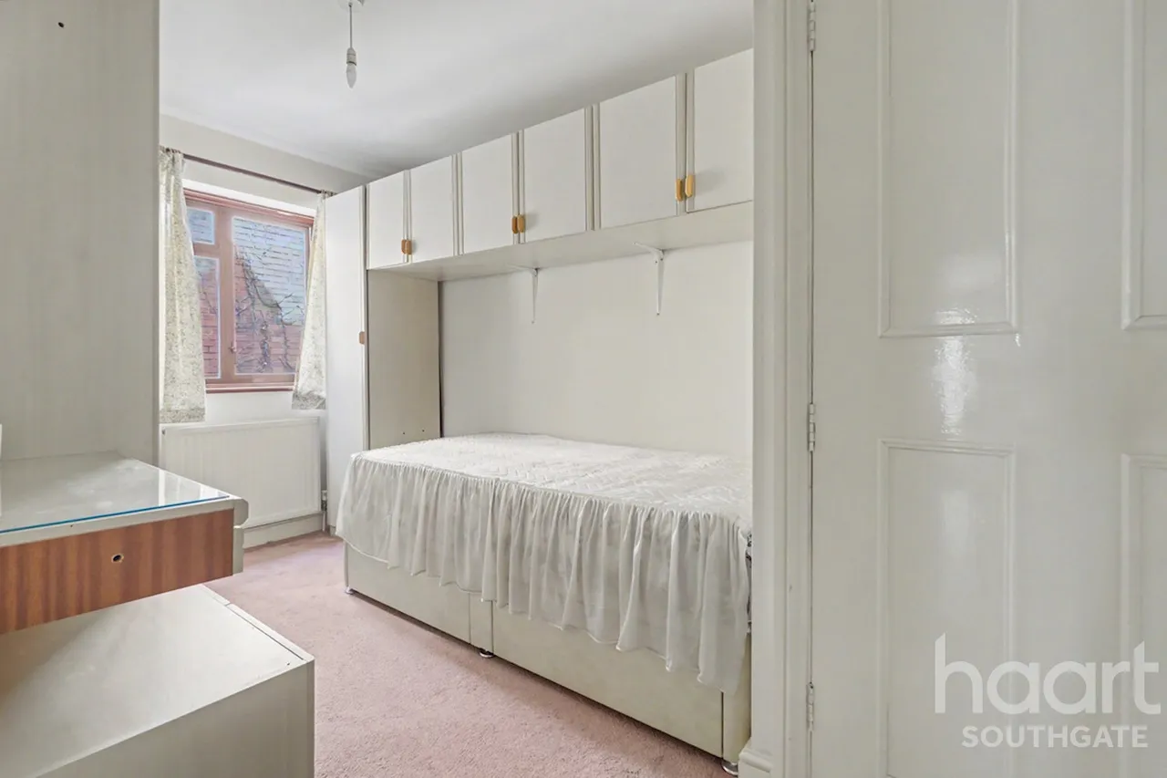Holden Avenue, London, N12, photo 15
