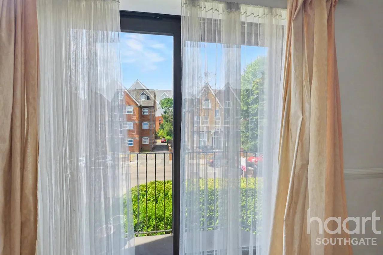 Holden Avenue, London, N12, photo 18