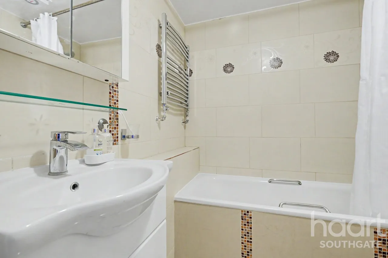 Holden Avenue, London, N12, photo 13