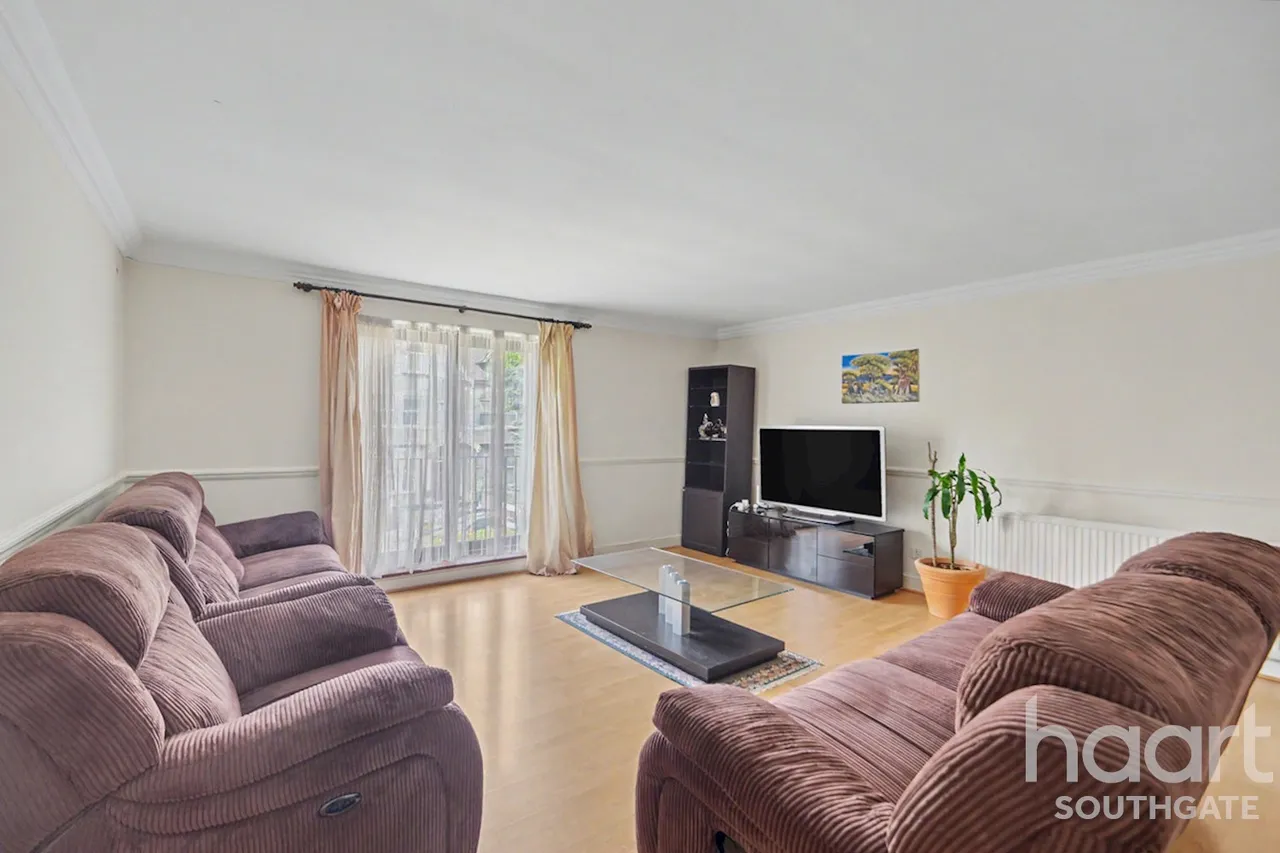 3 bed flat for sale, Holden Avenue, London, N12