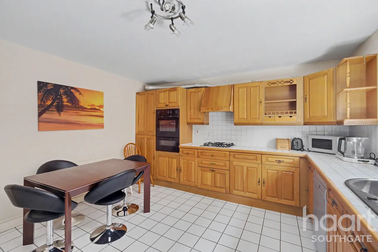 Holden Avenue, London, N12, photo 4