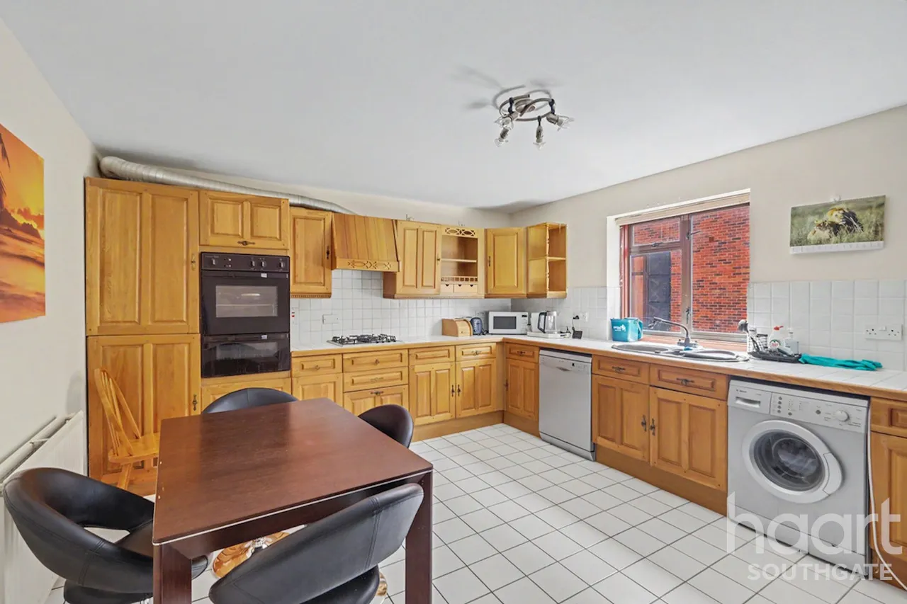Holden Avenue, London, N12, photo 17