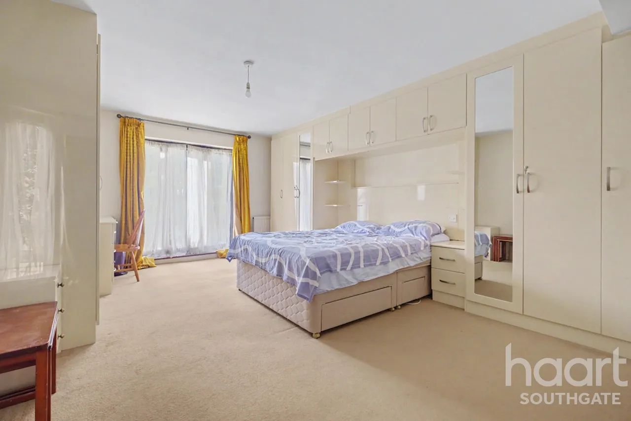 Holden Avenue, London, N12, photo 10