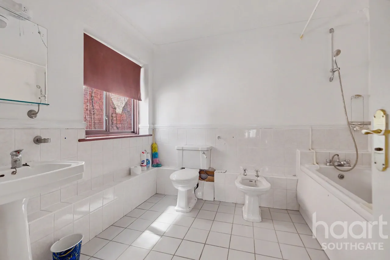 Holden Avenue, London, N12, photo 11