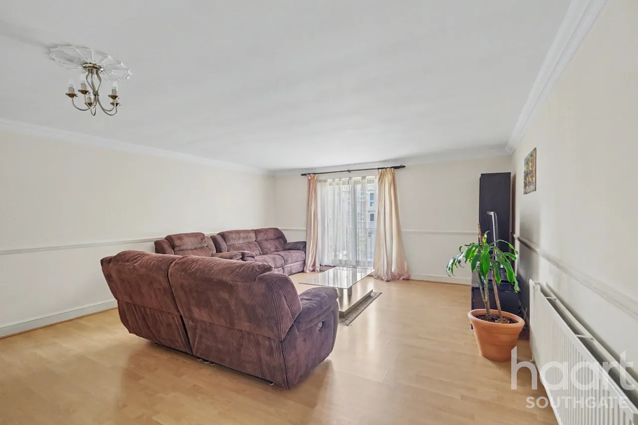 Holden Avenue, London, N12, photo 7